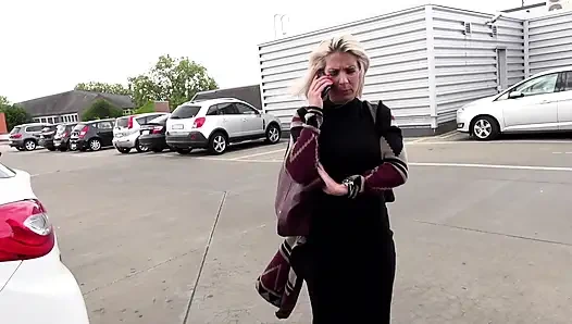 Çarpıcı dövmeli sarışın açık havada büyük siyah yarakla sikiliyor