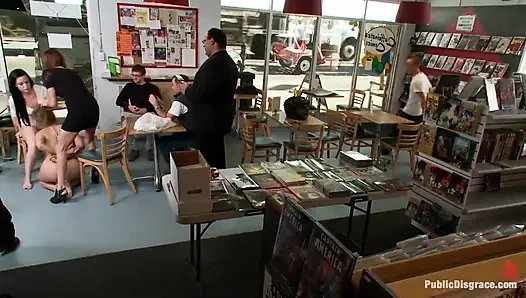 Очаровательную 19-летнюю опозорили в магазине комиксов