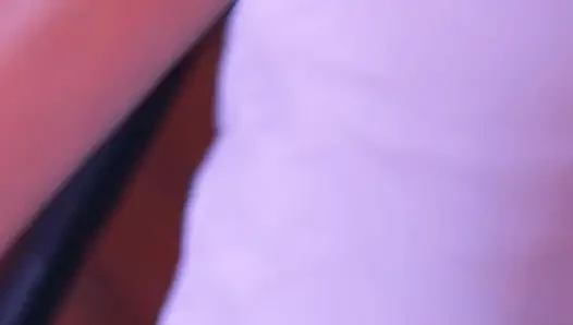 Derine biniyor ve son dökülmeye kadar yarağının üzerinde zıplıyor.