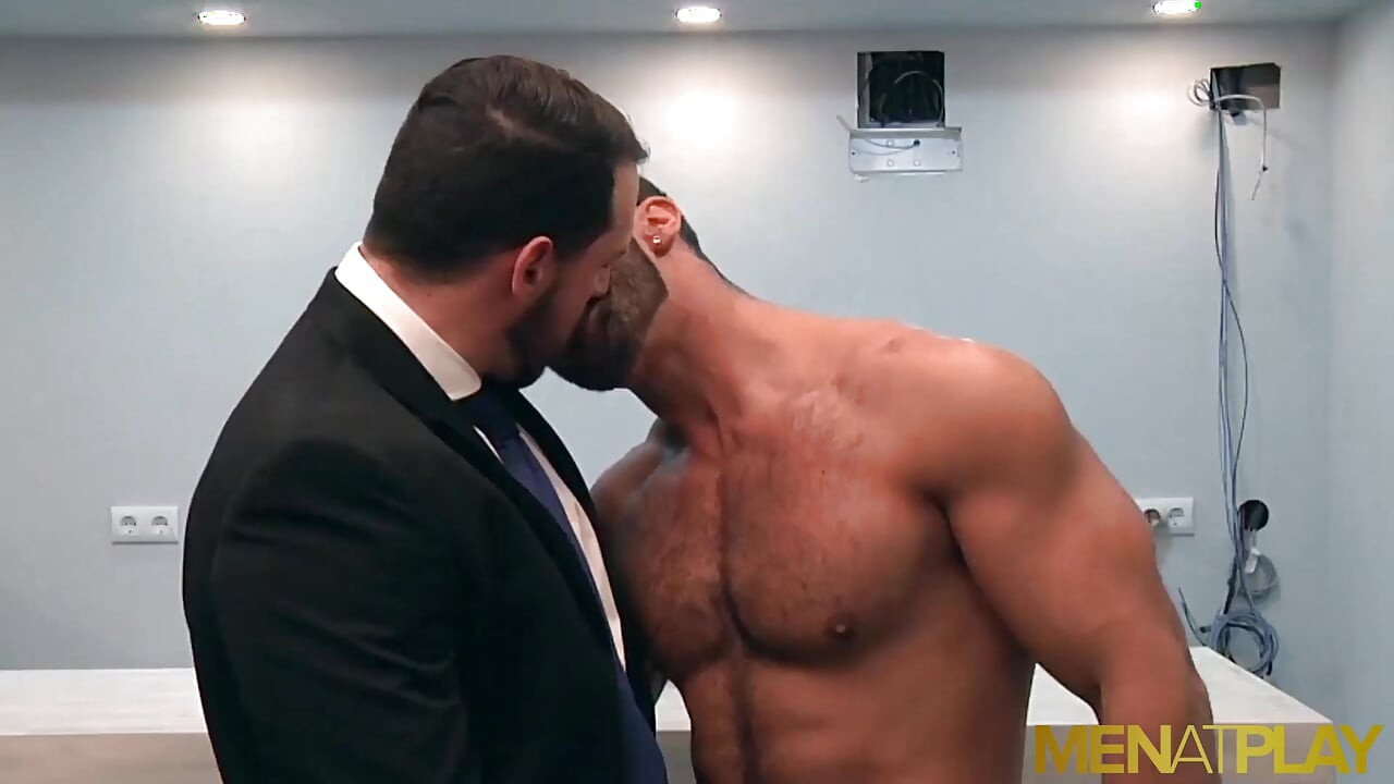 MENATPLAY - Hunk in suit Enzo Rimenez barebacks Denis Vega