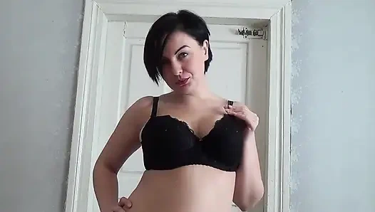 Ibu tiri membawamu ke hari kerjanya, ibu tiri - model bra dengan payudara besar!