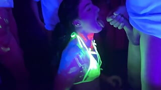 Video Penuh - Parti Glow! Gangbang bukkake untuk si jalang yang lapar mani - Cliff Media Productions