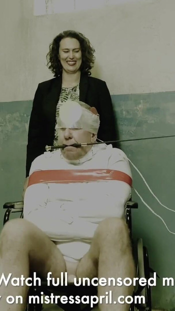 Moment de masturbare de la "Dominatrix Stăpâna April - Trei sclavi cu un bici, partea a cincea"