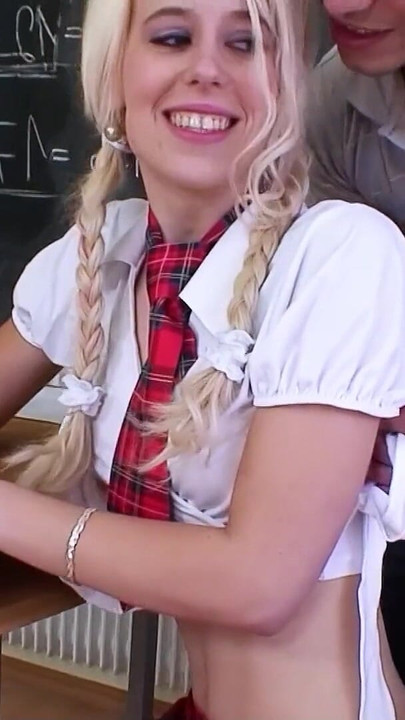 Moment puternic de la "O elevă blondă slabă cozi seduce să se fută în clasă de colegul de clasă"