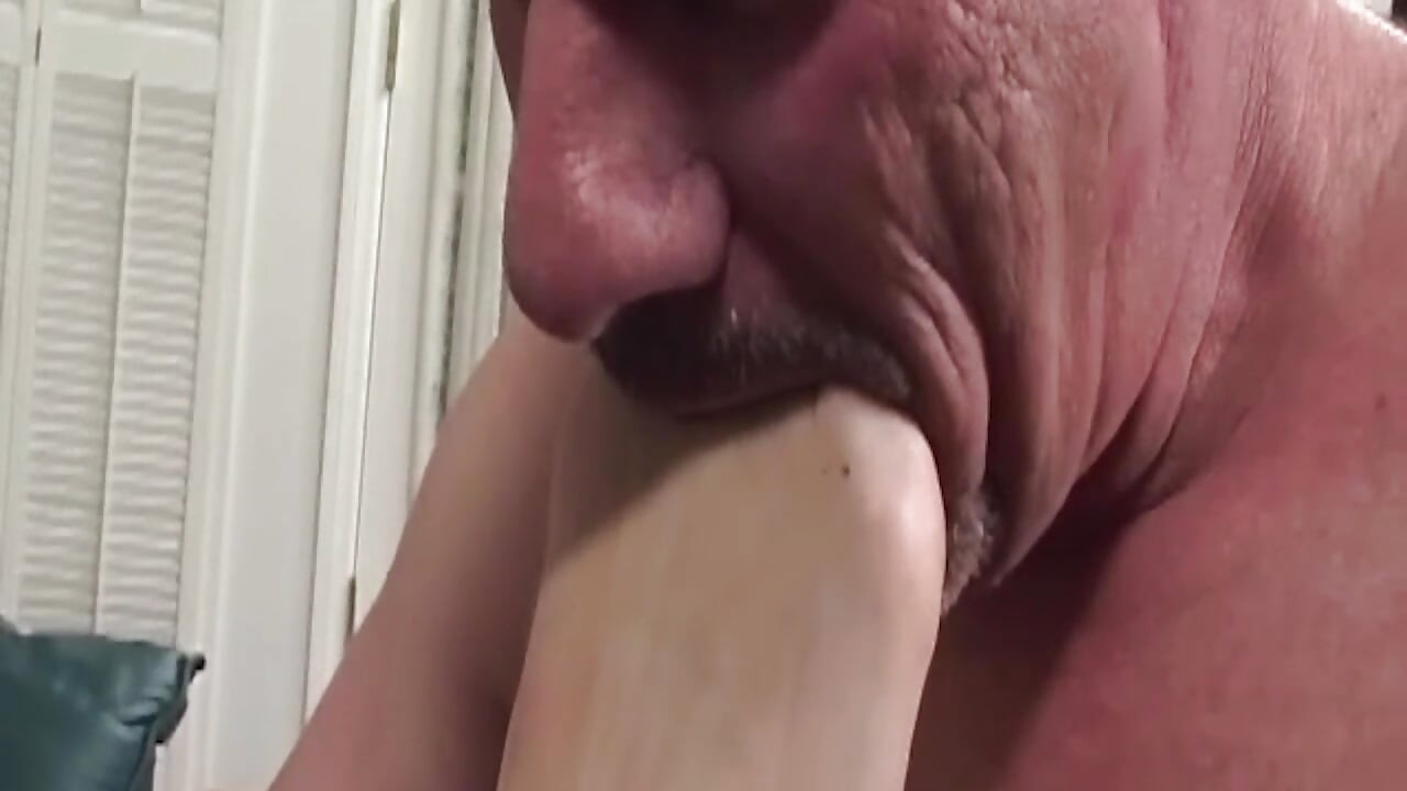 Mature Brunette MILF Spreads for Deep Pussy Pounding