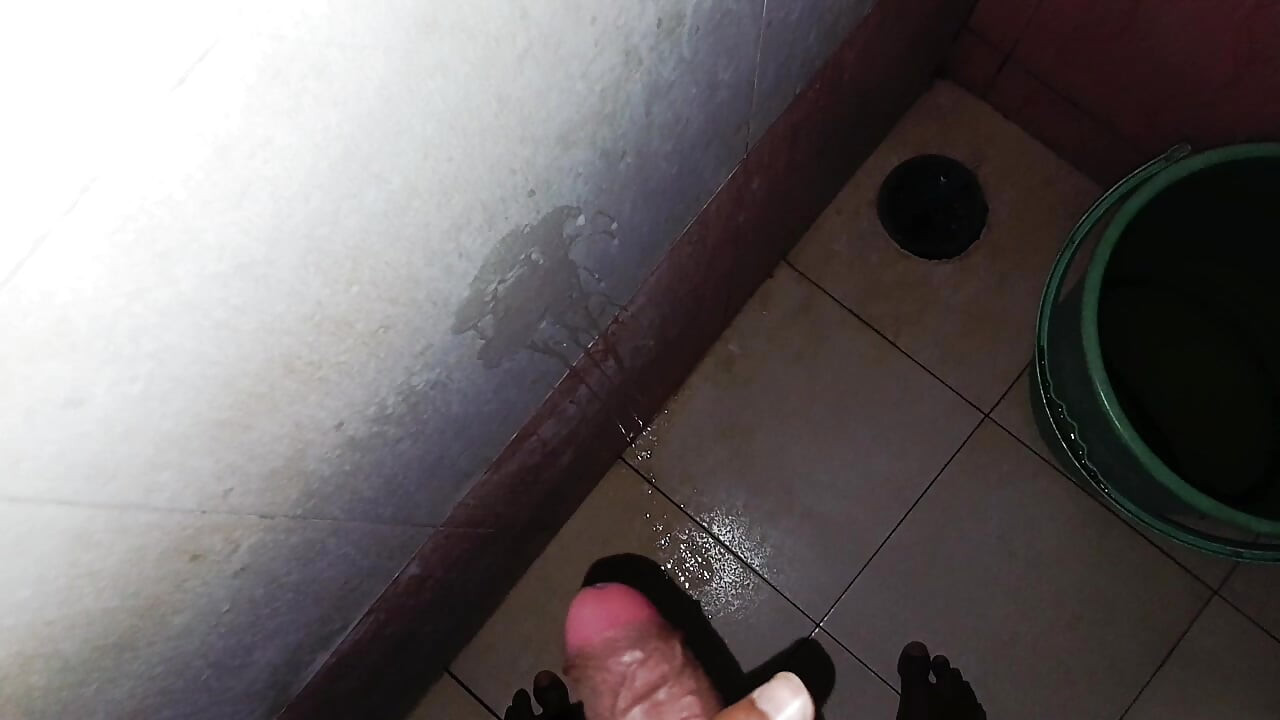 Live solo mastrubation in bathroom