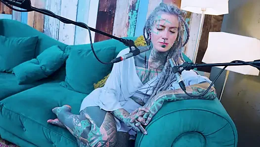 Я говорю о G - Grattitude - подкаст ASMR говорящая готесса, худенькая девушка дредки татуированная модель, татуированная девушка