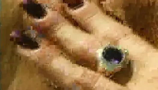 Cewek menggoda berbagi dildo besar di tepi kolam renang
