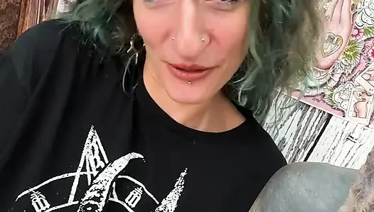 Татуированную девушку татуируют на сисечки, затем скачет на члене и принимает анал