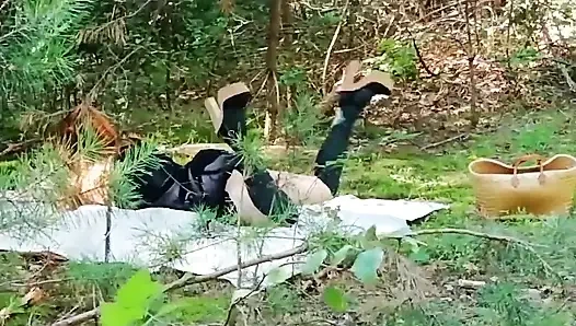 Ormanda kızıl bir tilki yakaladım ve ağzına boşladı!