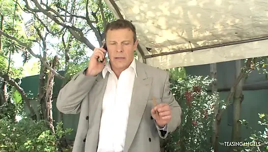 Geschäftsmann fickt eine geile blondine in weißen strümpfen, nachdem er orale freuden getauscht hat