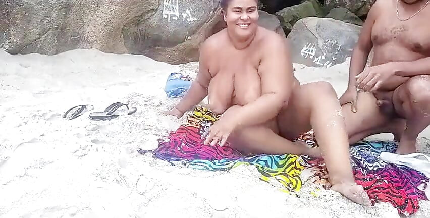 그들은 해변에서 섹스하는 나를 붙잡고 보았고, 맛있었습니다.