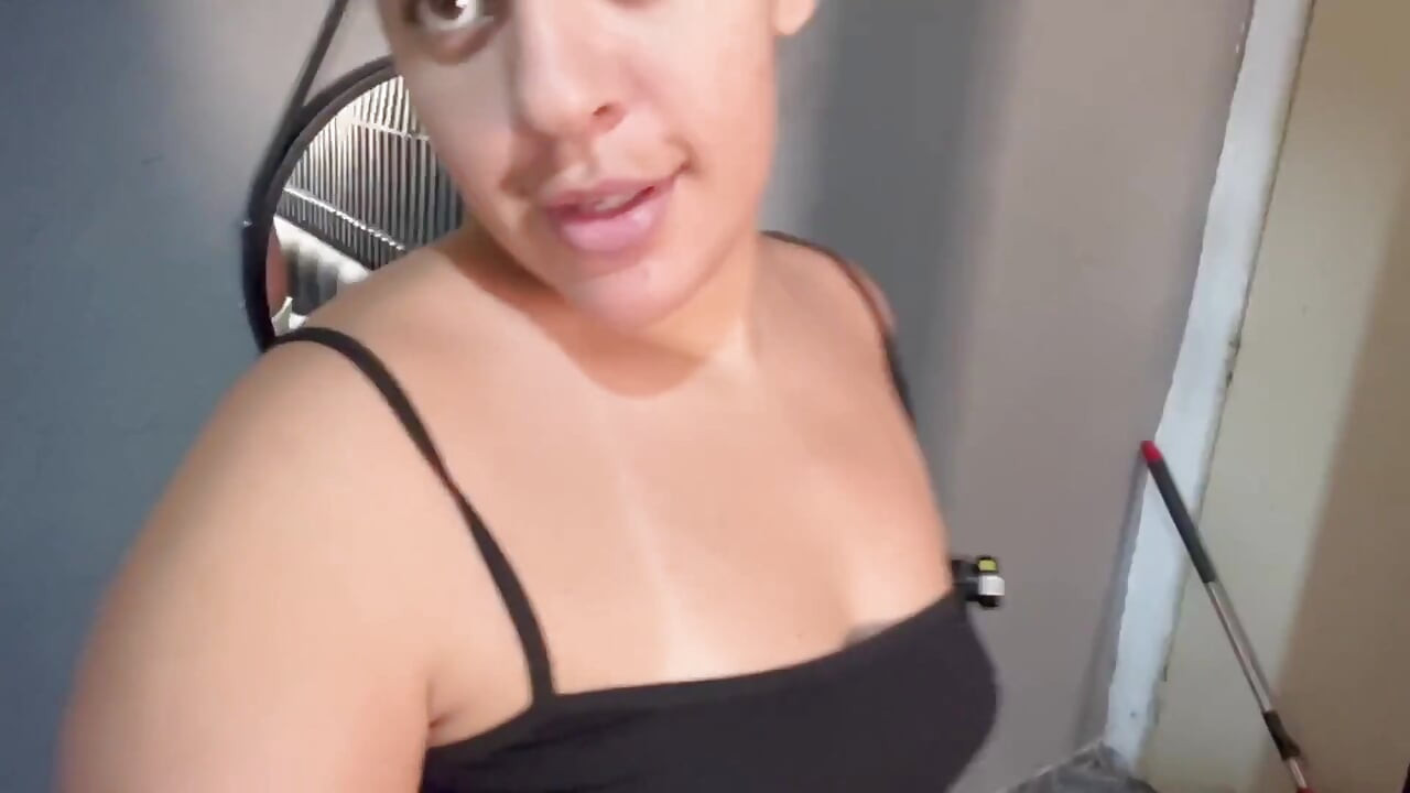 Criada limpiando la habitación del jefe llena de ganas para darle coño