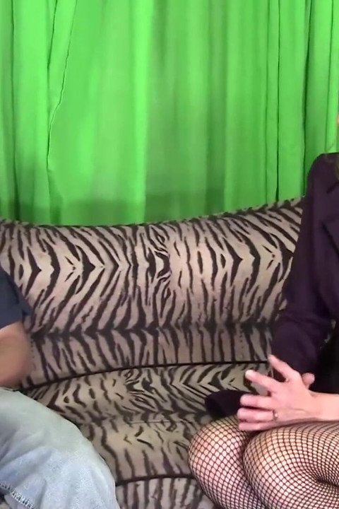 Seksi çoraplı ateşli hatun oyuncu seçmelerinde sikiliyor