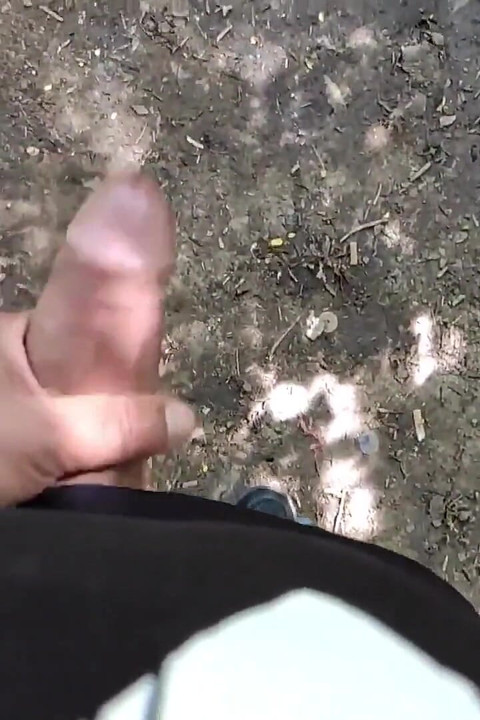 Crot sperma di pohon 'crot di sini', memamerkan air mani close up dan kencing di area jelajah