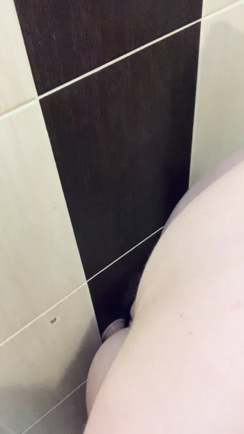 Jeu de gode au cul rebondi après la douche