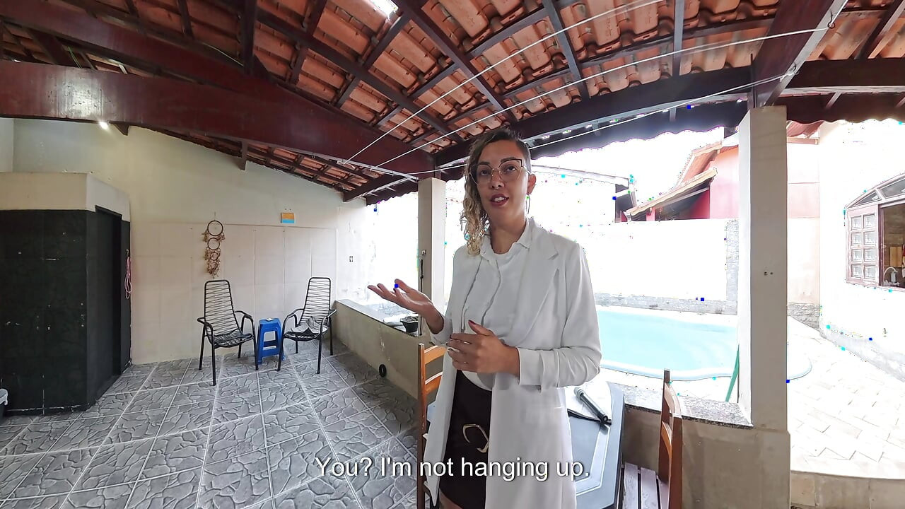 Seorang reporter ditelanjangi langsung di udara saat melapor.