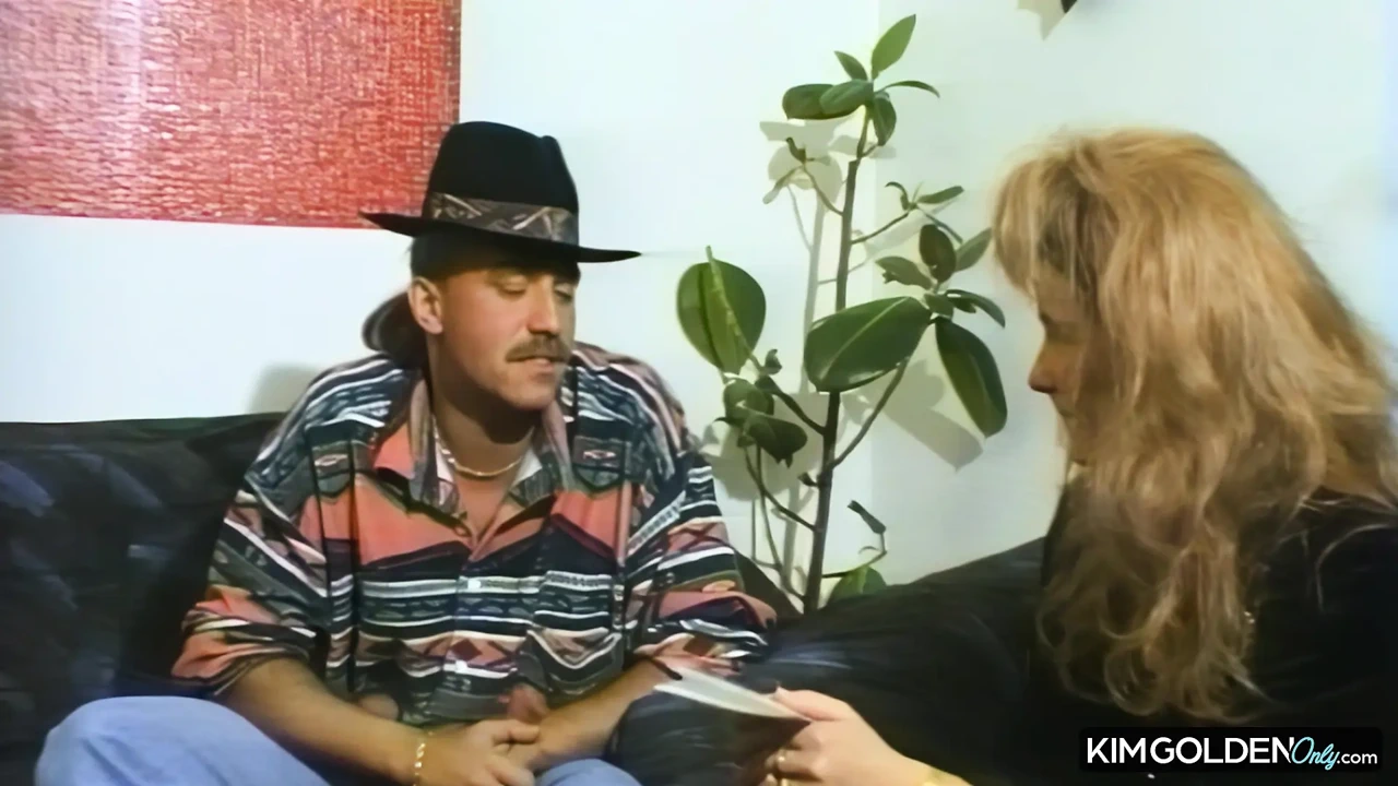 Leidenschaftlicher Sofa-Fick mit geiler Bruenetten