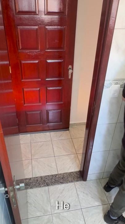 Egy rokon dörzsöli a mostoha-unokahúgát a fürdőszobában. | Klip 1