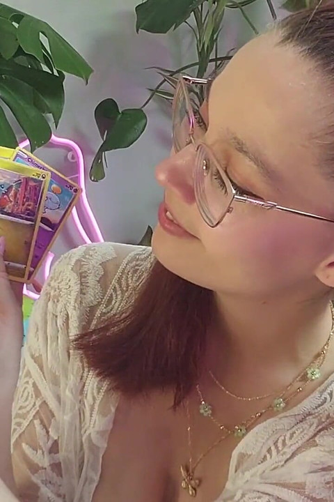 Toppløs E-jente trekker POV Du er på soverommet mitt