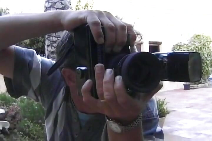 Esta modelo alemana está lista para garganta profunda a su fotógrafo
