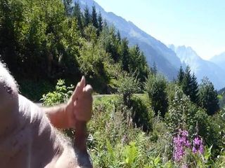Alplerde çıplak bir masturbasyon yapmak