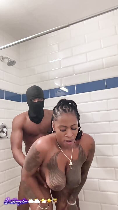 Tetona culona Diosa del sexo se la follan duro en la ducha!