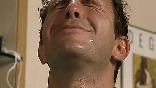 Retro deutsche schätzchen wurden für eine analorgie in einer bar abgeholt