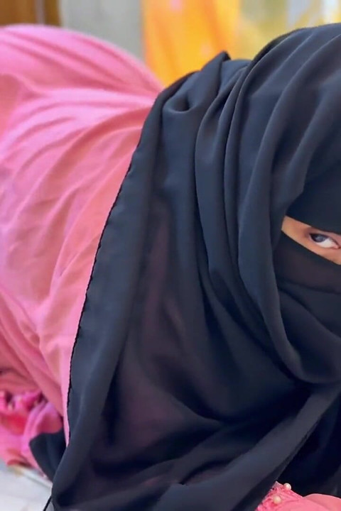 私は一人 18歳のティーン ヒジャブとニカブ ホットな女の子 大きなお尻と濡れた膣を持っている 抱きたい? 私とやってみる?