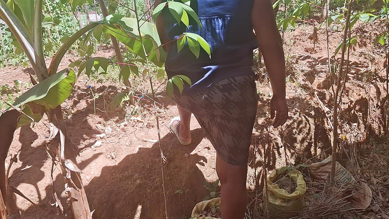 Mama vitregă curvă în aer liber și țâțe naturale mari