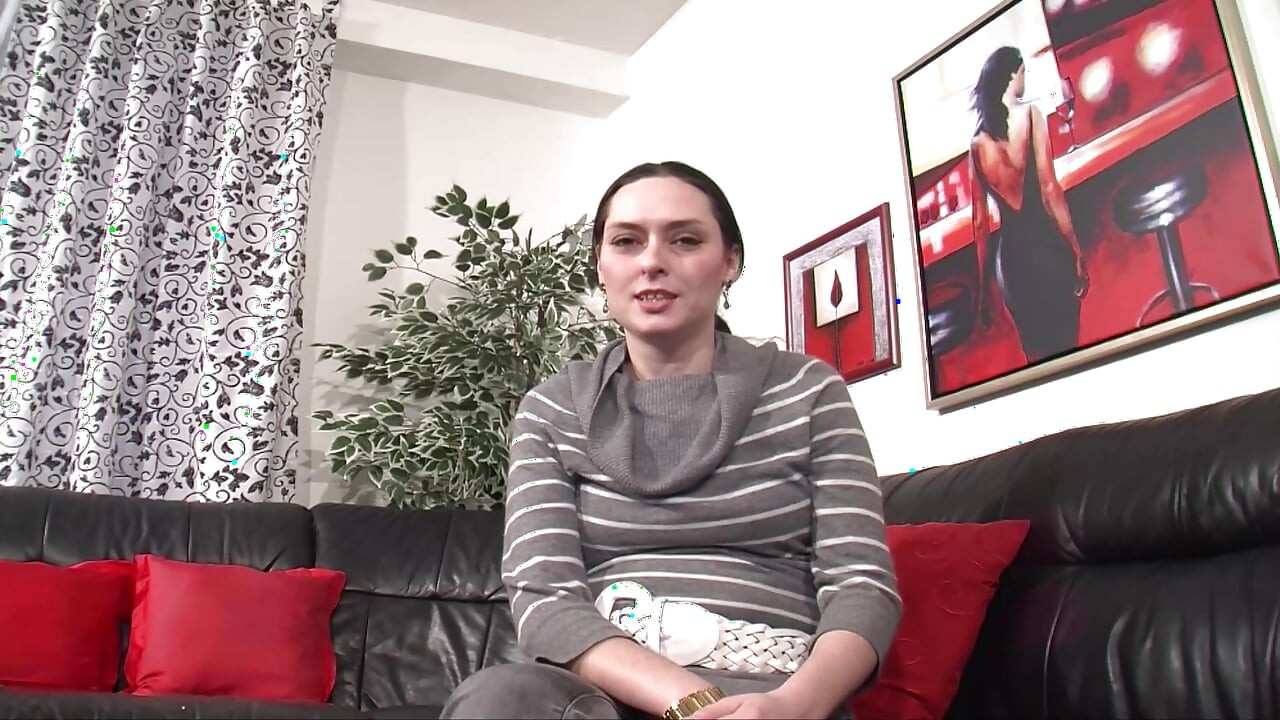 Abgeschlepptes deutsches schätzchen spielt für den kameramann mit dildo