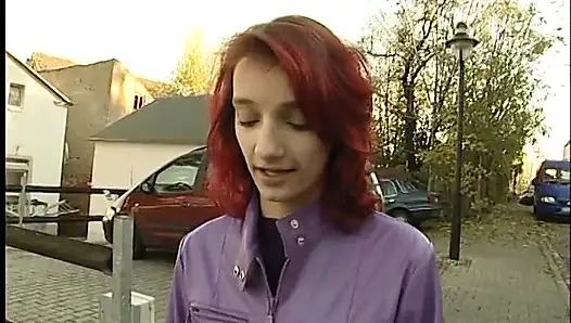 Küçük memeli kızıl saçlı genç kız oyuncu seçmelerinde harika bir sakso çekiyor