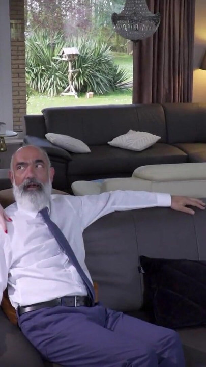 Η Mia De Vil κάνει την πρώτη κίνηση | Κλιπ 1