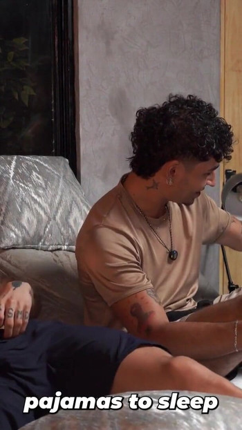 Љta to rade? Polu sin i njegov prijatelj masturbiraju i njihova maćeha odlučuje da ih nauči | Klip 1