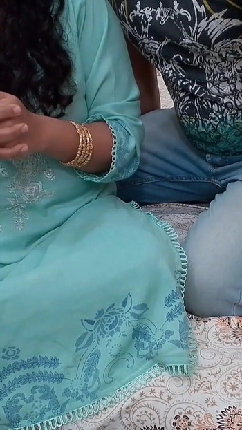 Az indiai mostohaanya azt mondja mostohafiának: "Apád most nem tehet semmit." | Klip 1