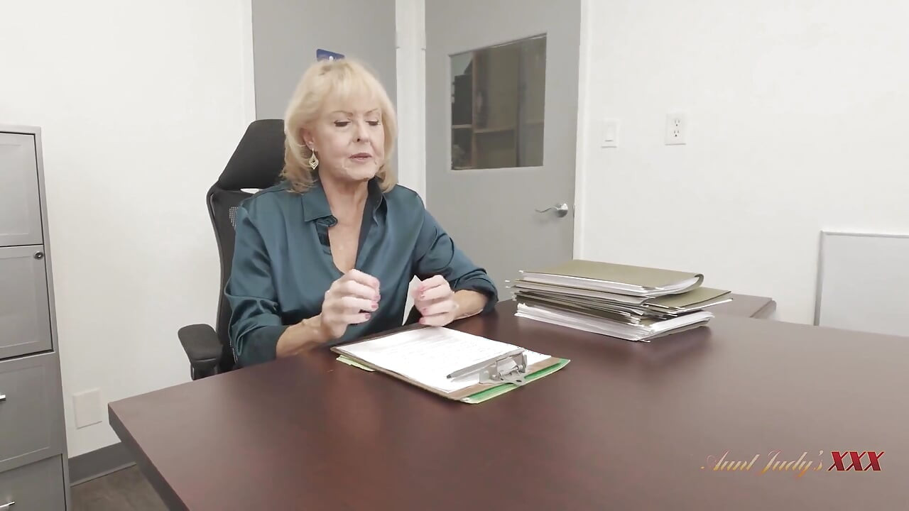 AuntJudysXXX - Una Entrevista De Trabajo Traviesa Con La Jefa Tetona GILF Desiree Eden