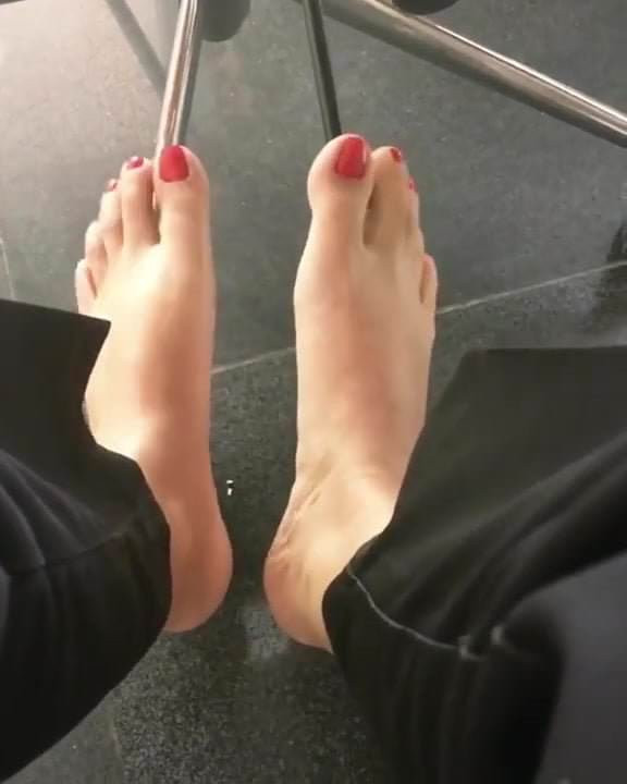 Meus pezinhos a mostra de esmalte vermelho