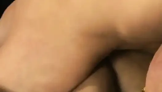 Hintli bal odada adam tarafından sert sikiliyor ve buna bayılıyor