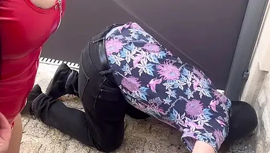 Чистить грязные ноги...