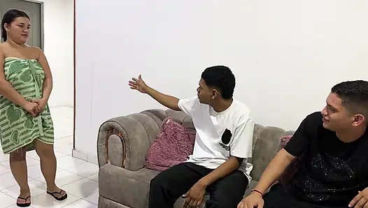 Я получаю небрежность, и мой лучший друг трахает толстую девушку моей возбужденной сводной сестры жестко, пока он не кончит с ее молоком в ее мокрую киску