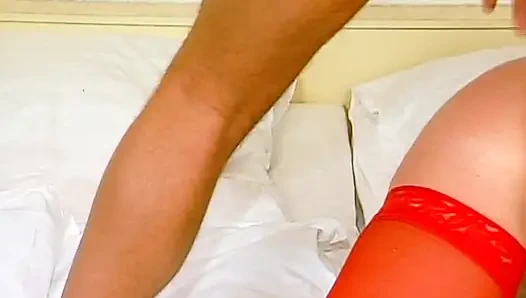 Pelacur Jerman dengan stoking merah ini membungkuk dan dientot