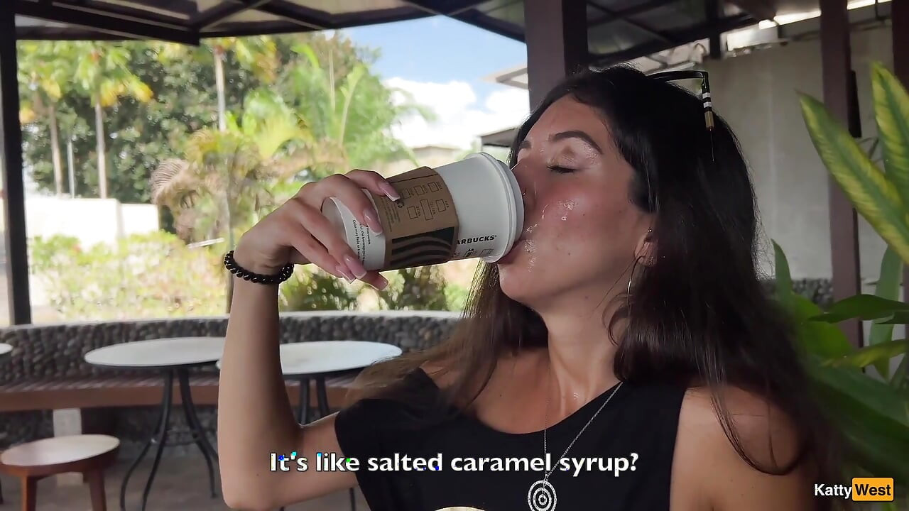 Crazy Cumwalk em Starbucks - boquete no banheiro público, bebendo café com esperma