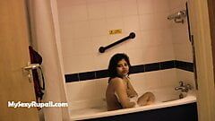 Mãe indiana madura no banheiro, tomando banho, dedilhando a buceta, pressionando peitos grandes.