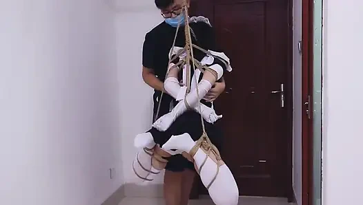 Whh02 - gadis cina dengan stoking putih dan matanya ditutup, diikat dengan tali bergeliat sampai orgasme