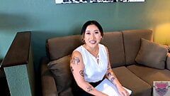Une agent immobilier asiatique sexy baise un client