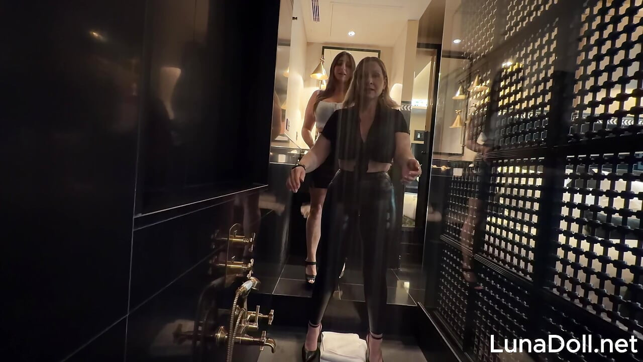 Emma Fransız sürtük büyük göğüsleri ve gaby ile unutulmaz otel üçlü seksi - luna doll