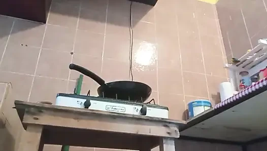 Ibu tiri semok ini pamer toket dan memek berbulunya di dapur