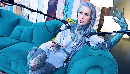 S hakkında konuşuyorum - utanç - asmr podcast sfw konuşuyor gotik sıska kız dreadlocks dövmeli model dövmeli kız