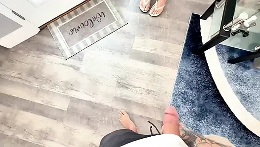 Ibu tiri menghadapi bully tetapi berubah menjadi pelacurnya & dicrot di muka banyak banget