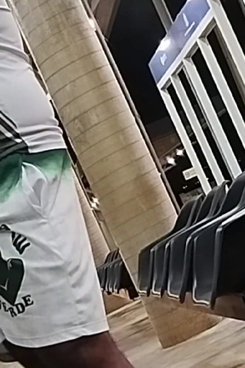 ตื่นเต้นขณะรอรถบัส